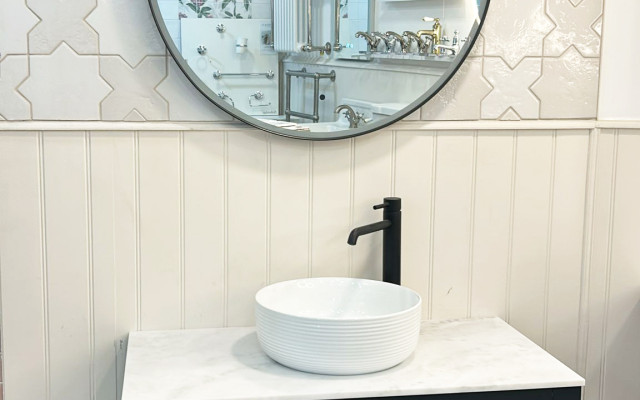 Stunning Vanity Unit with Circular Mirror - NEW
