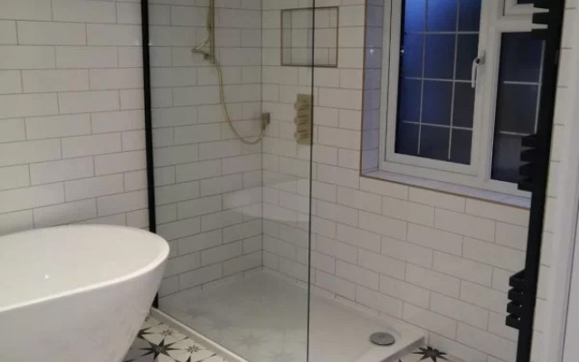 Shower-freestanding-bathroom