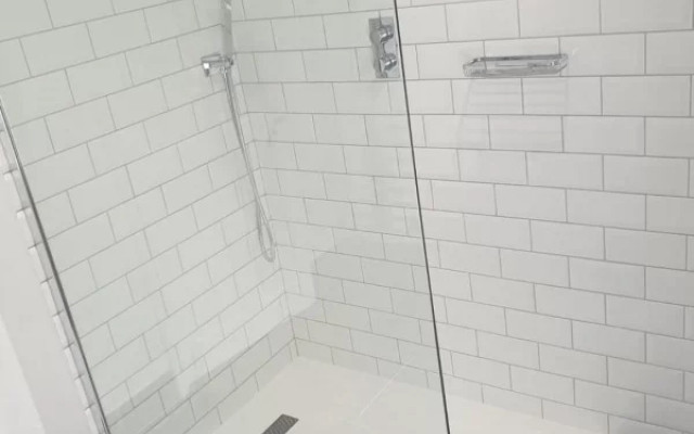 Shower-enclosure