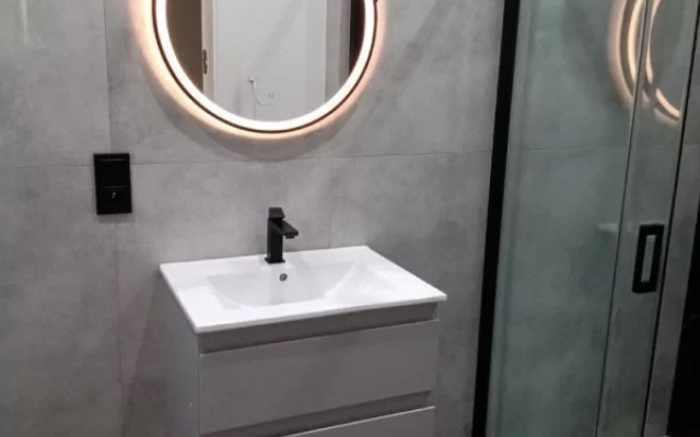 Floating-vanity-round-bathroom-mirror