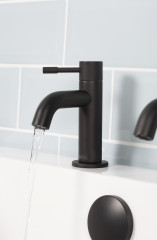 MI 3 4 BLKLifestyle 3