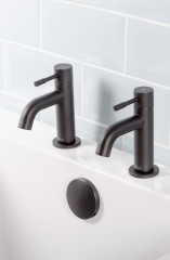 MI 3 4 BLKLifestyle 1