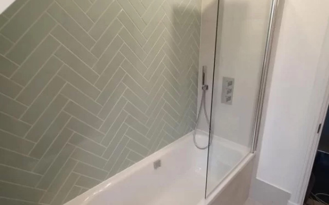 Bath-herringbone-tiles